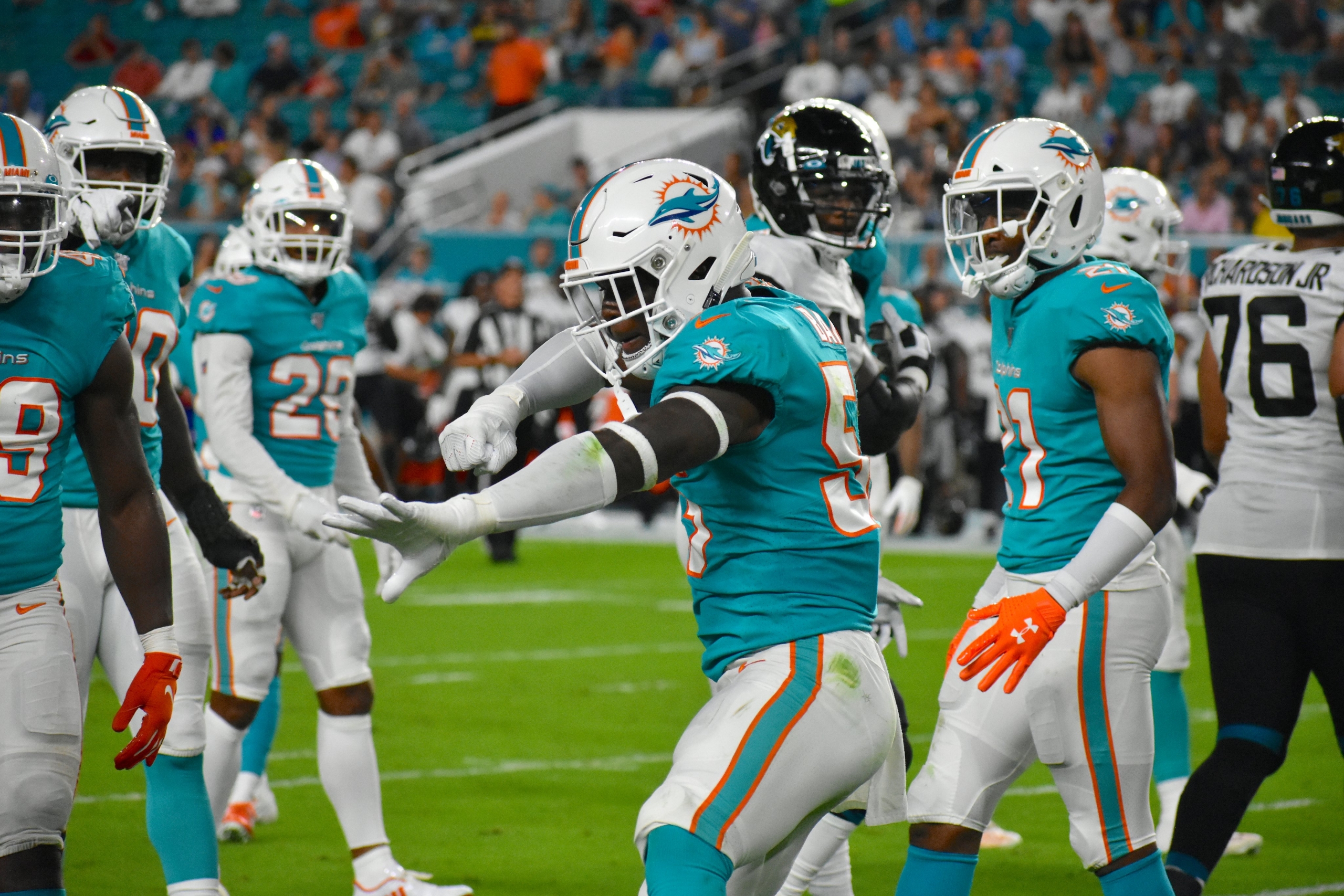 Miami Dolphins re-sign Brazilian Durval Queiroz Neto